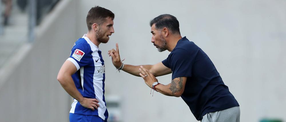 Hertha-Trainer Cristian Fiel im Gespräch mit Jonjoe Kenny. 