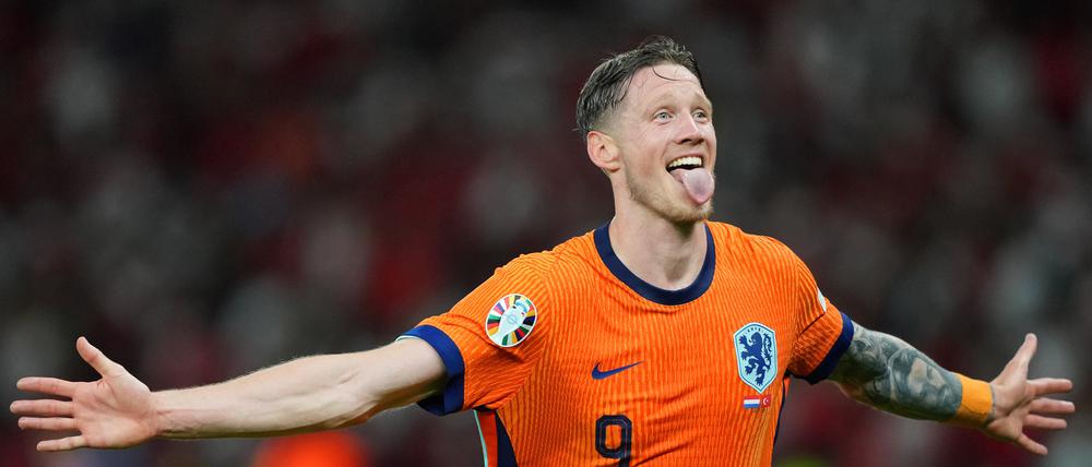 Wout Weghorst führte die Siegesfeier mit den holländischen Fans an.