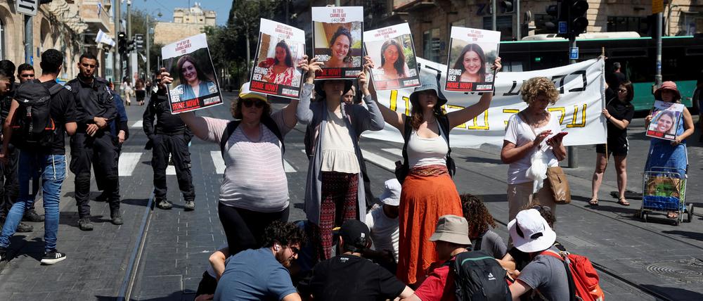 Demonstranten blockierten wie hier in Jerusalem Straßen im gesamten Land.