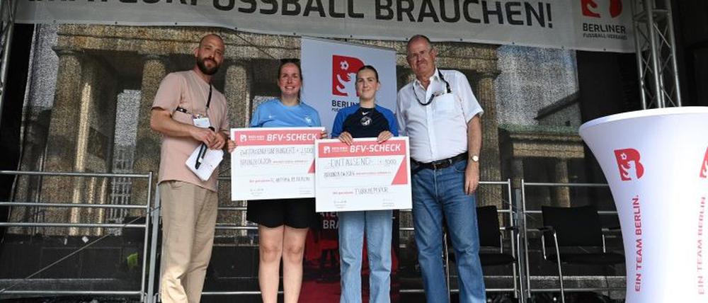 BFV-Präsidialmitglied Malte Schruth (li.) mit den Gewinnerinnen Pamela Holzlöhner (FC Viktoria 1889) und Filiz Asig (Türkiyemspor Berlin) sowie BFV-Präsident Bernd Schultz (BFV-Präsident).