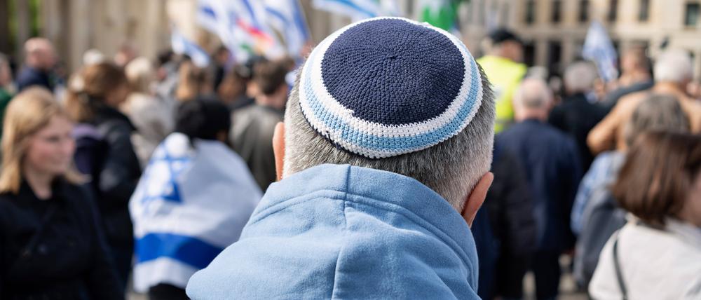 Pro-Israel-Demo am Pariser Platz vor dem Brandenburger Tor: Nach Irans Angriff auf Israel protestierten im April 2024 Hunderte von Menschen.