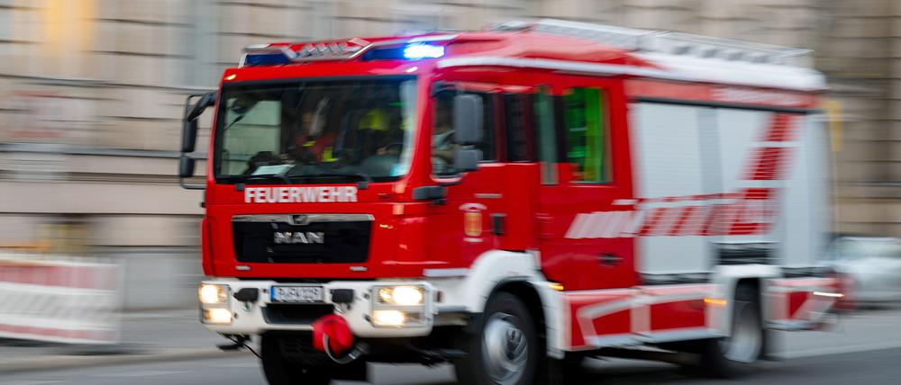 Eine Frau wird aus einem brennenden Wohnhaus in Glienicke/Nordbahn geborgen. (Symbolbild)