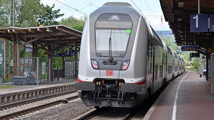 Die Grünen fürchten deutliche Einschränkungen im Intercity-Verkehr der Deutschen Bahn.
