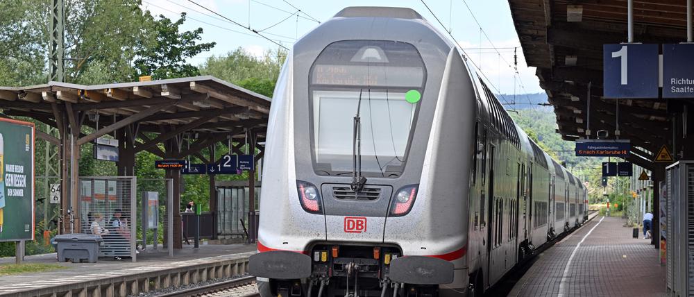 Die Grünen fürchten deutliche Einschränkungen im Intercity-Verkehr der Deutschen Bahn.