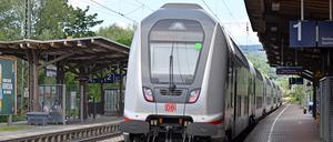 Die Grünen fürchten deutliche Einschränkungen im Intercity-Verkehr der Deutschen Bahn.
