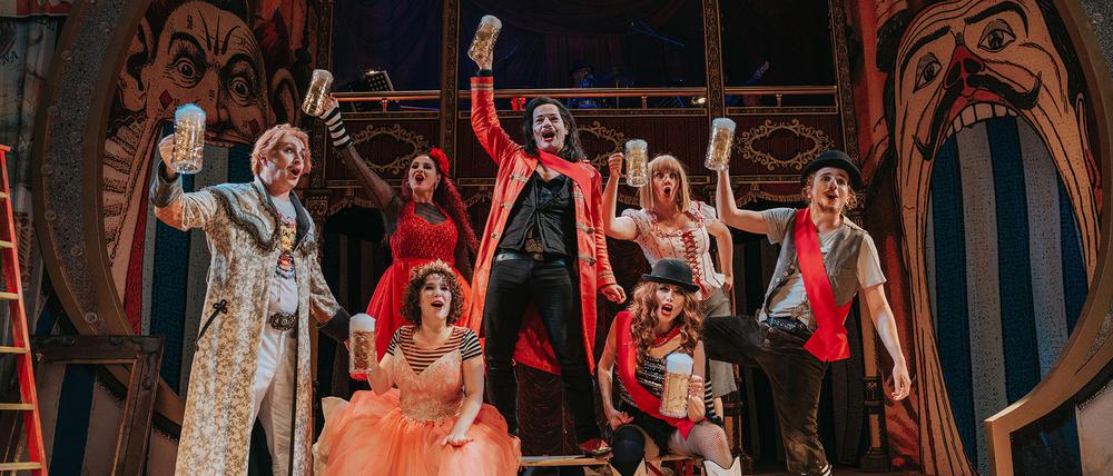 Tobias Bonn (l-r), Manal Raga a Sabit, Marie Cecile Nest, Christoph Marti, Winnie Böwe, H. Litteer und Moritz C. Winklmayr stehen bei den Proben zum Musical „Oktoberfest - The Musical. Beinah wahr·“ im Renaissance Theater auf der Bühne.