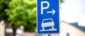 Ein Verkehrszeichen erlaubt das aufgesetzte Parken dem Gehweg.