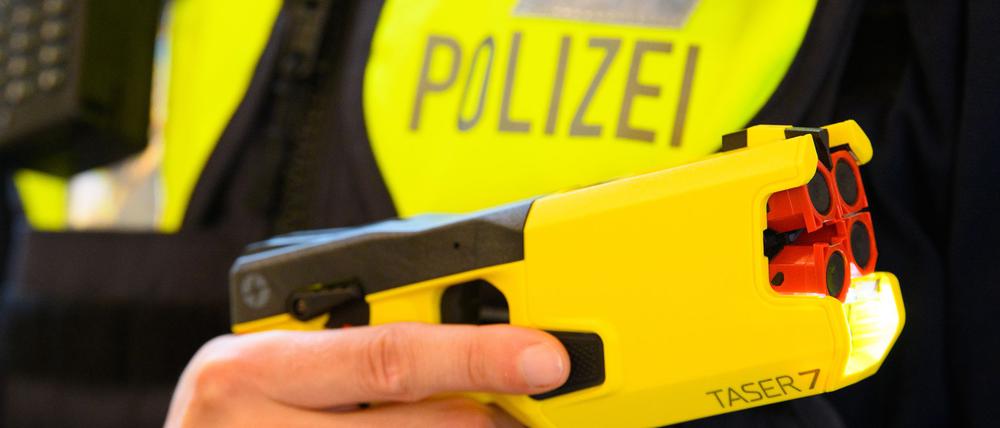 Polizisten reagieren mit einem Taser-Einsatz auf Aggressionen und Widerstand bei einem Einsatz in Fürstenwalde (Kreis Oder-Spree) (Symbolbild)