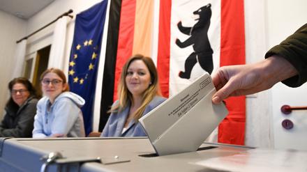 Eine Frau waehlt im Wahllokal 401 in der Otto-Suhr-Allee im Ortsteil Charlottenburg. 