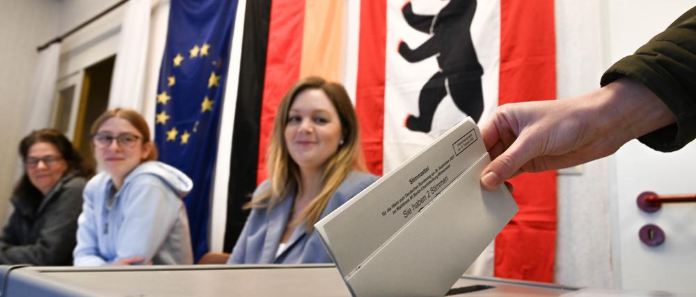 Eine Frau waehlt im Wahllokal 401 in der Otto-Suhr-Allee im Ortsteil Charlottenburg.