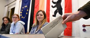 Eine Frau waehlt im Wahllokal 401 in der Otto-Suhr-Allee im Ortsteil Charlottenburg. 