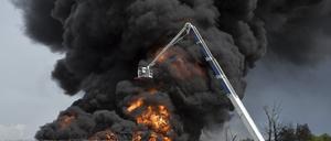 Dieses von Kommersant Publishing House via AP veröffentliche Foto zeigt Feuerwehrleute bei den Löscharbeiten, nachdem eine Explosion in einem Treibstoffdepot etwa 460 Kilometer südlich von Moskau gemeldet wurde.