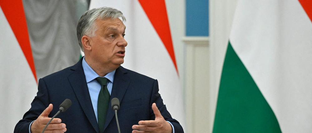 Ungarns Premierminister Viktor Orban gibt im Anschluss an ihre Gespräche im Kreml in Moskau am 5. Juli 2024 eine gemeinsame Presseerklärung mit dem russischen Präsidenten ab.