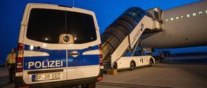 ARCHIV - 30.07.2019, Sachsen, Leipzig: Abschiebung von abgelehnten Asylbewerbern nach Afghanistan mit einem Sonderflug. (zu dpa: «Weniger Asylanträge und mehr Abschiebungen in Sachsen») Foto: Michael Kappeler/dpa +++ dpa-Bildfunk +++