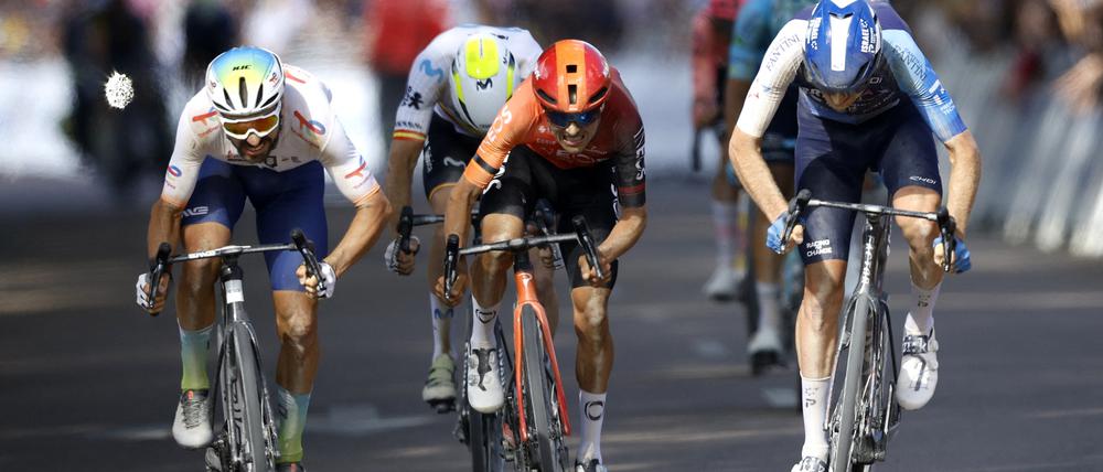 Knappes Ding. Anthony Turgis (links) schlägt Thomas Pidcock im Ziel.