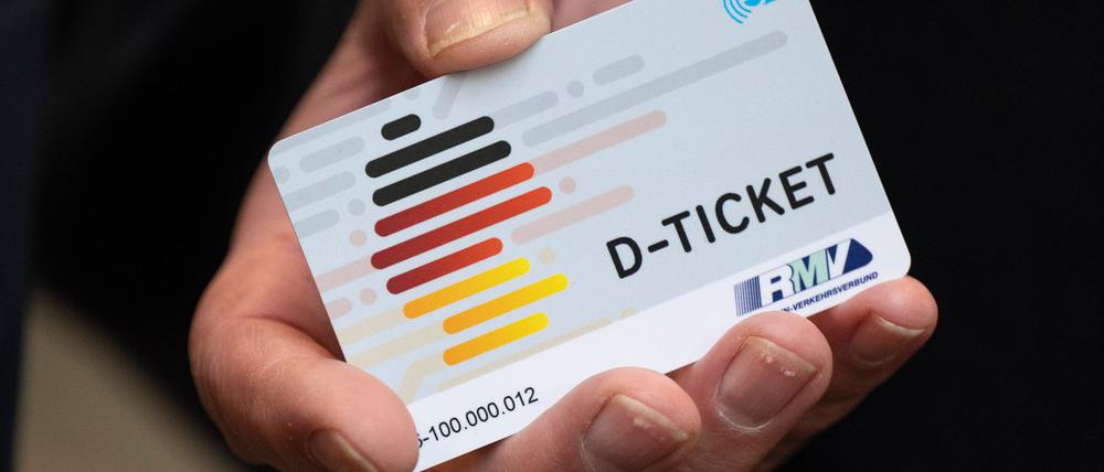 Die Sorge um den künftigen Preis des Deutschlandtickets wächst. (Archivbild)