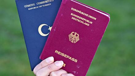 Wer deutscher Staatsbürger werden wollte, musste seinen türkischen Pass bislang abgeben. (Symbolbild)