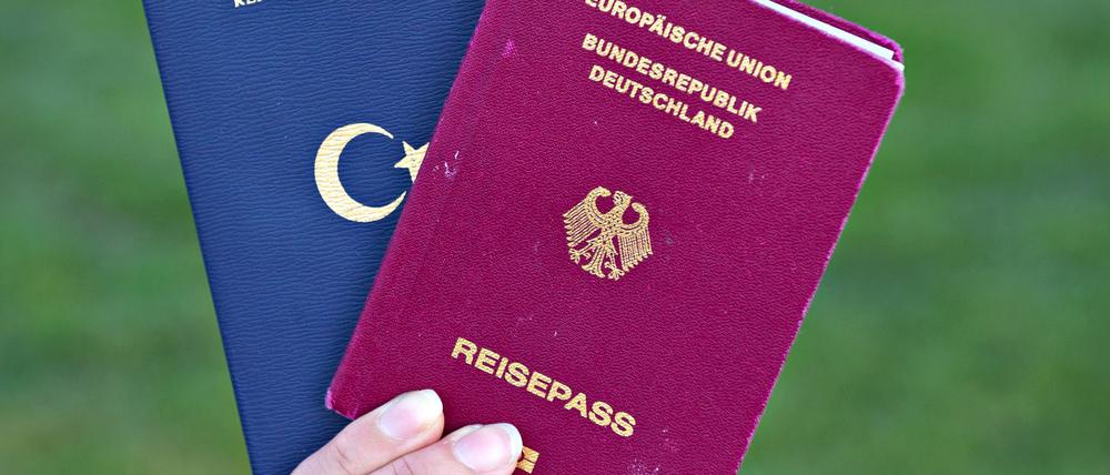 Wer deutscher Staatsbürger werden wollte, musste seinen türkischen Pass bislang abgeben. (Symbolbild)