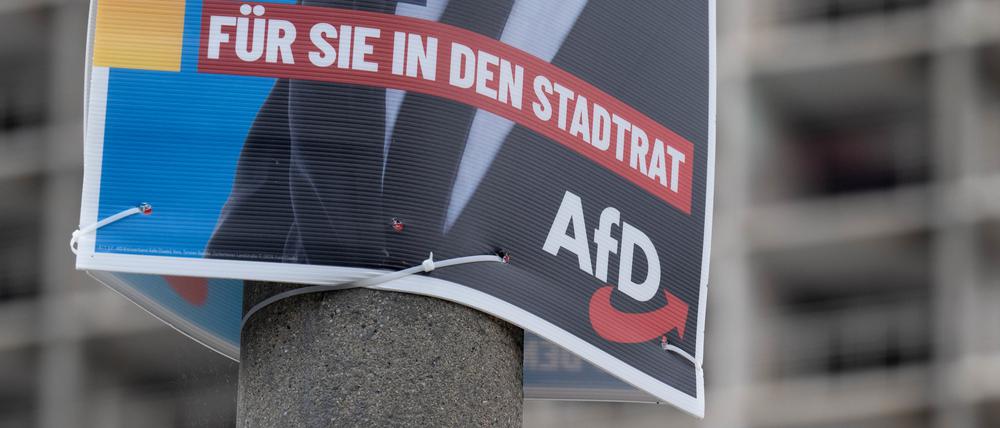 Ein Wahlplakat der AfD zur Kommunalwahl hängt vor einem Neubaublock in Halle/Saale (Symbolbild).
