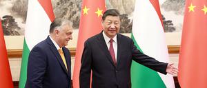 Überraschungsbesuch in Peking: Ungarns Premierminister Viktor Orbán wird von Chinas Partei- und Staatschef Xi Jinping empfangen.