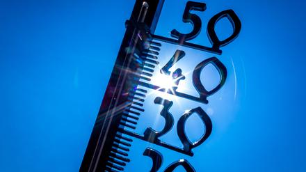 Ein Außenthermometer zeigt die Temperatur von knapp 40 Grad an. 