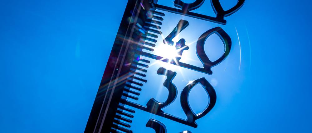 Ein Außenthermometer zeigt die Temperatur von knapp 40 Grad an.