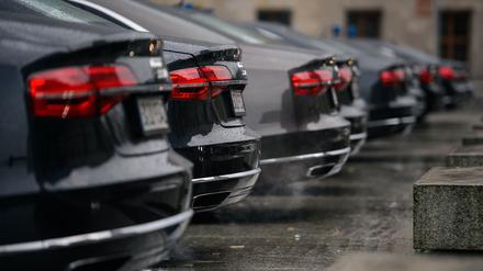 Berlin: Dienstfahrzeuge von Politikern stehen im Regierungsviertel in einer Reihe. 