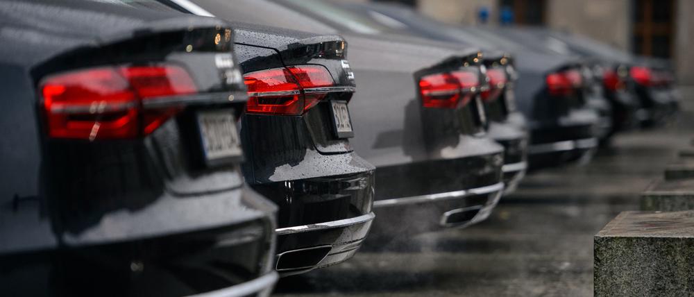 Berlin: Dienstfahrzeuge von Politikern stehen im Regierungsviertel in einer Reihe.