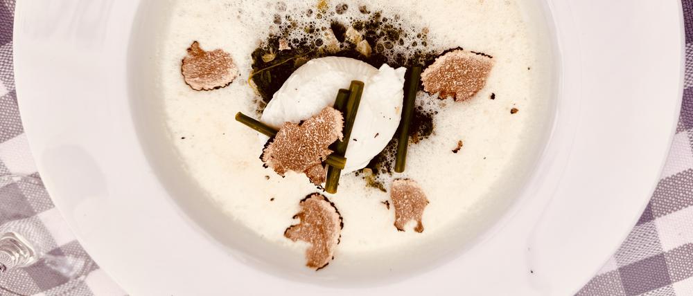 Pochiertes Ei mit Trüffel im Restaurant „Die Zwillinge“.