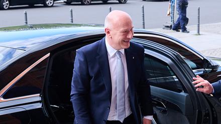 Kai Wegner (CDU), Regierender Bürgermeister von Berlin, kommt ins Rote Rathaus, um die Amtsübergabe zu vollziehen. 