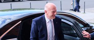 Kai Wegner (CDU), Regierender Bürgermeister von Berlin, kommt ins Rote Rathaus, um die Amtsübergabe zu vollziehen. 