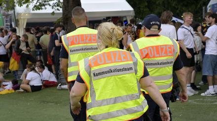 Polizei auf der Fanzone in Berlin.