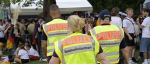 Polizei auf der Fanzone in Berlin.
