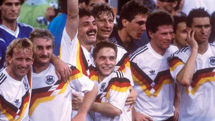 Bildnummer: 00499300  Datum: 08.07.1990  Copyright: imago/WEREK
Weltmeister Deutschland, v. li.: Andreas Brehme, Rudi Völler, Jürgen Kohler, Thomas Häßler (vorn), Guido Buchwald, Torwart Bodo Illgner, Stefan Reuter, Klaus Augenthaler; Nationalmannschaft, Nationalteam, Nationaltrikot, Vneg, quer, umarmen, Umarmung, Jubel, jubeln, Torhüter, Keeper, Sieg, Sieger, Siegesjubel Weltmeisterschaft 1990, Länderspiel, Finale, Endspiel Rom Olympiastadion Glück Freude,  Fußball WM Herren Mannschaft Italien Totale optimistisch Randmotiv Personen