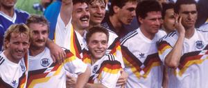Bildnummer: 00499300  Datum: 08.07.1990  Copyright: imago/WEREK
Weltmeister Deutschland, v. li.: Andreas Brehme, Rudi Völler, Jürgen Kohler, Thomas Häßler (vorn), Guido Buchwald, Torwart Bodo Illgner, Stefan Reuter, Klaus Augenthaler; Nationalmannschaft, Nationalteam, Nationaltrikot, Vneg, quer, umarmen, Umarmung, Jubel, jubeln, Torhüter, Keeper, Sieg, Sieger, Siegesjubel Weltmeisterschaft 1990, Länderspiel, Finale, Endspiel Rom Olympiastadion Glück Freude,  Fußball WM Herren Mannschaft Italien Totale optimistisch Randmotiv Personen