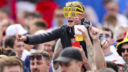 Lidl-EM. Ein englischer Fan trägt gleichzeitig drei Sonnenbrillen eines EM-Sponsors. 