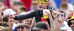 Lidl-EM. Ein englischer Fan trägt gleichzeitig drei Sonnenbrillen eines EM-Sponsors. 