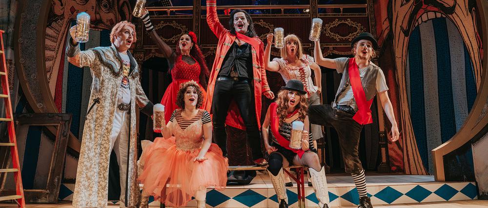 Bier her oder ich fall um. „Oktoberfest. Beinah wahr...“ mit (v.l.) Tobias Bonn, Manal Raga a Sabit, Marie Cécile Nest, Christoph Marti, Winnie Böwe, Heather Litteer und Moritz Carl Winklmayr.