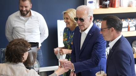 Josh Shapiro (r), der Gouverneur des Bundesstaates Pennsylvania, US-Präsident Joe Biden und First Lady Jill Biden besuchen Denim Coffee nach einer Wahlkampfveranstaltung. 