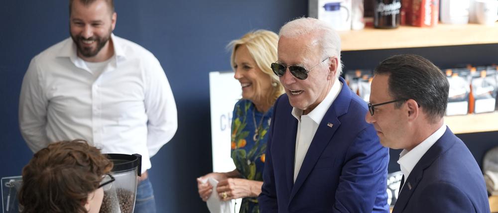 Josh Shapiro (r), der Gouverneur des Bundesstaates Pennsylvania, US-Präsident Joe Biden und First Lady Jill Biden besuchen Denim Coffee nach einer Wahlkampfveranstaltung. 