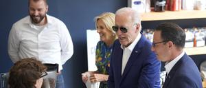 Josh Shapiro (r), der Gouverneur des Bundesstaates Pennsylvania, US-Präsident Joe Biden und First Lady Jill Biden besuchen Denim Coffee nach einer Wahlkampfveranstaltung. 