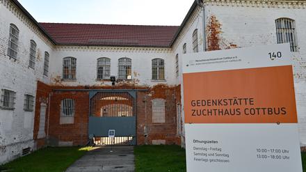 Der Eingang zur Gedenkstätte Zuchthaus Cottbus vom Verein Menschenrechtszentrum Cottbus e.V.. (Archivbild)