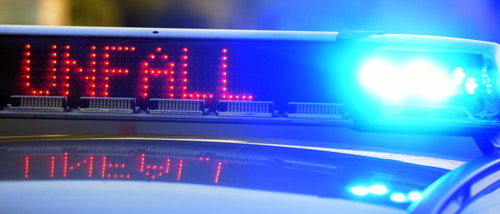 Auf einem Polizeifahrzeug warnt eine Leuchtschrift vor einer Unfallstelle. (Symbolbild)