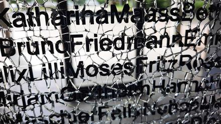 Zerstörte Gedenktafel am Hansaplatz.
