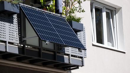 Mieter von Berliner landeseigenen Wohnungsunternehmen haben es nicht leicht, wenn sie ein Balkonkraftwerk installieren wollen. 