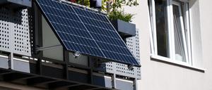 Mieter von Berliner landeseigenen Wohnungsunternehmen haben es nicht leicht, wenn sie ein Balkonkraftwerk installieren wollen. 
