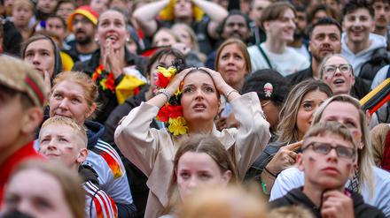 Deutsche Fans und Unterstützer verfolgen gespannt das Spiel Viertelfinale der deutschen Nationalmannschaft gegen Spanien. 