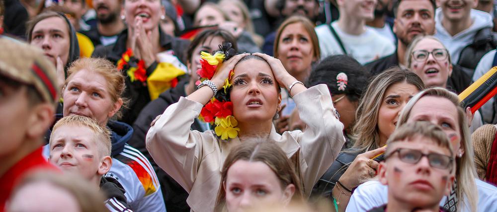 Deutsche Fans und Unterstützer verfolgen gespannt das Spiel Viertelfinale der deutschen Nationalmannschaft gegen Spanien.