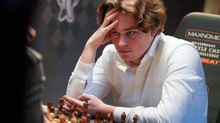 Schach: Freestyle Chess G.O.A.T. Challenge, Schachturnier nach Chess960-Variante, Viertelfinale, im Weissenhaus Private Nature Luxury Resort. Vincent Keymer (Deutschland) in Aktion. +++ dpa-Bildfunk +++
