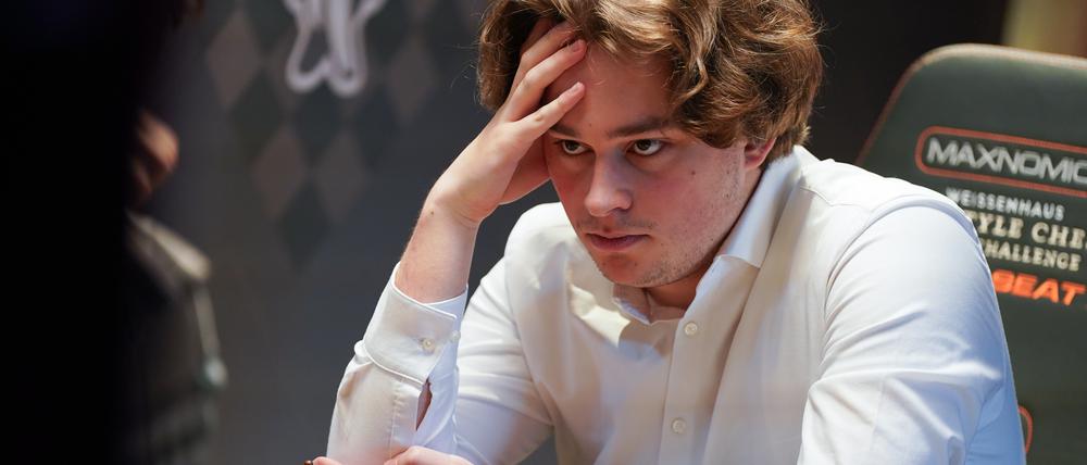 Schach: Freestyle Chess G.O.A.T. Challenge, Schachturnier nach Chess960-Variante, Viertelfinale, im Weissenhaus Private Nature Luxury Resort. Vincent Keymer (Deutschland) in Aktion. +++ dpa-Bildfunk +++